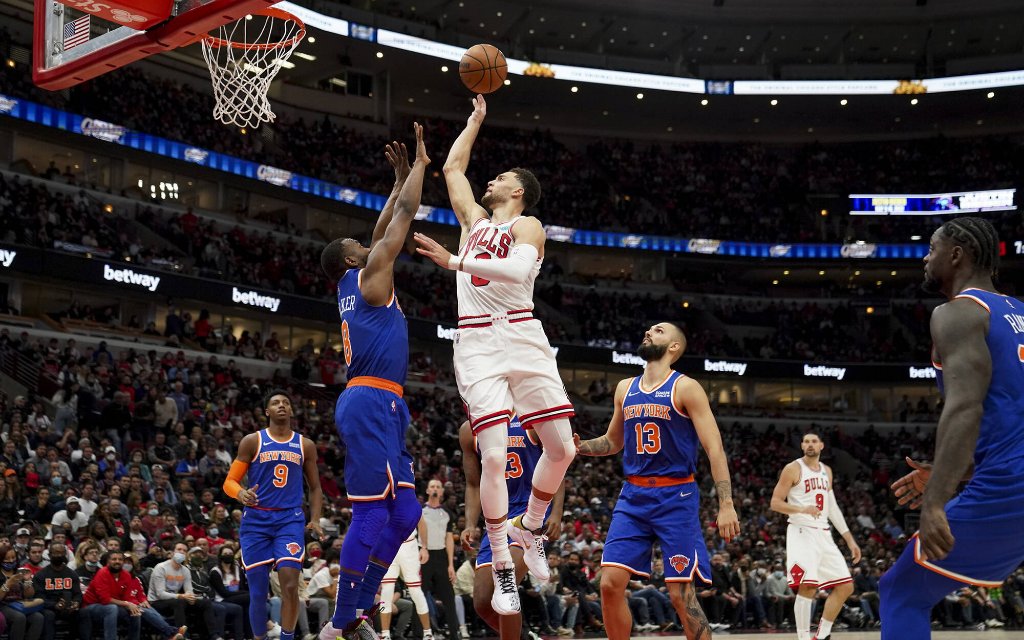 All-Star LaVine (M.) von den Chicago Bulls mit dem Layup im Spiel gegen New York