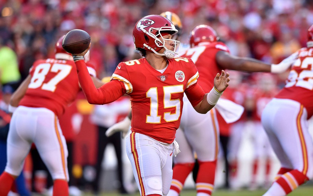 Kansas Citys Mahomes (M.) mit dem Pass in der Partie gegen die Packers