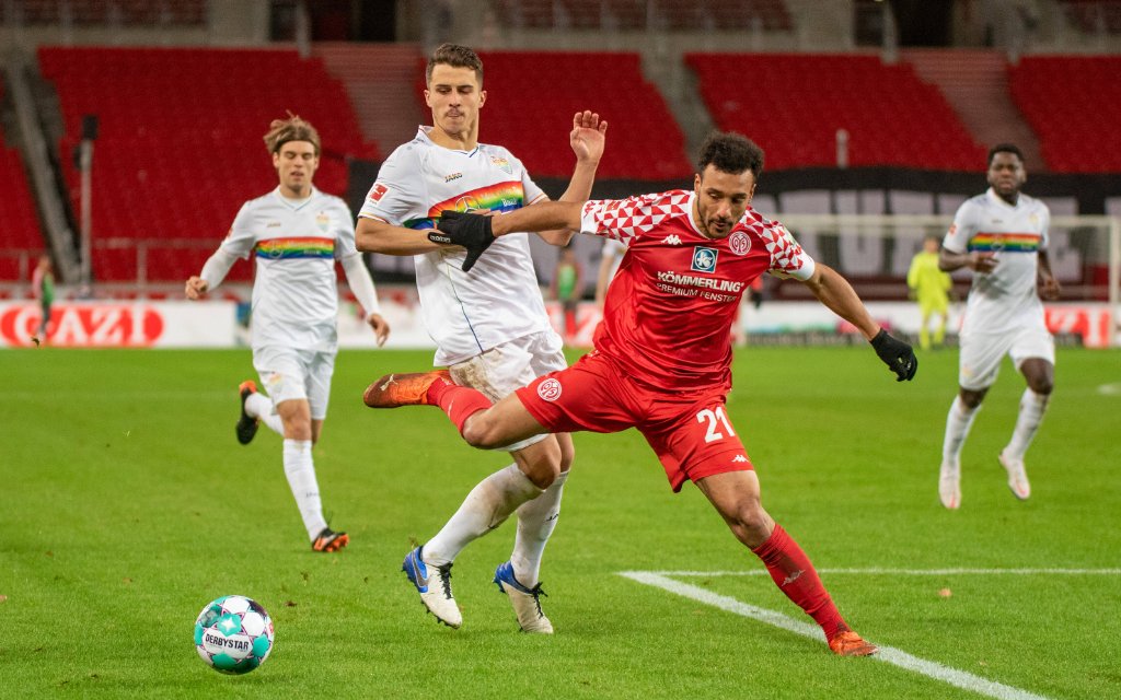 Marc-Oliver Kempf VfB Stuttgart im Zweikampf mit Karim Onisiwo 1.FSV Mainz 05. Deutschland, Stuttgart, 29.01.2021, Fussball, Bundesliga