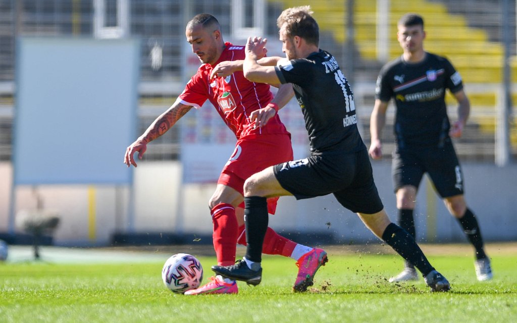 v.li.: Sercan Sararer Türkgücü München, 10 Mike Könnecke Koennecke, Zwickau, 13 im Zweikampf, Duell, duel, tackle, Dynamik, Action, Aktion, 28.02.2021, München Deutschland, Fussball, 3. Liga, Türkgücü München - FSV Zwickau