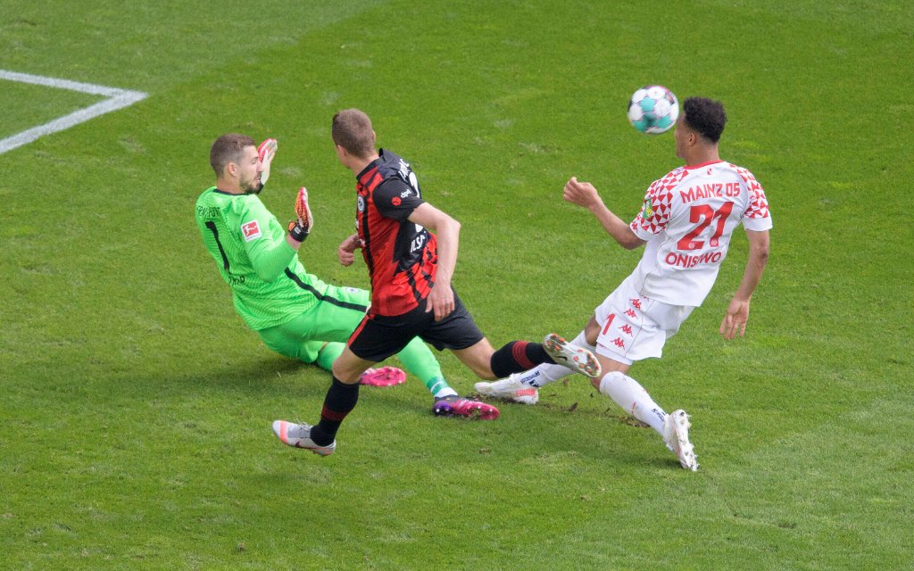 Torchance Karim ONISIWO r. (MZ) gegen Torwart Torwart Kevin TRAPP l. (F), und Stefan ILSANKER (F), Aktion, Fussball 1. Bundesliga, 32. Spieltag