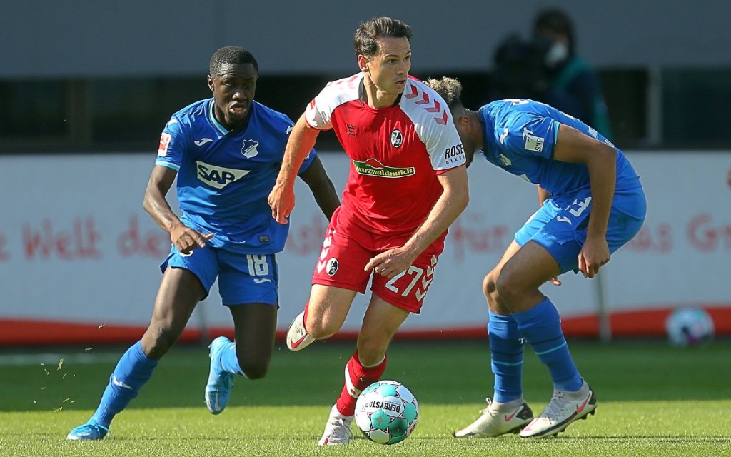 V.li. Diadie Samassekou Hoffenh , Nicolas Höfler Freibg , Georginio Rutter Hoffenh . Fussball: 1. Bundelsiga : Saison 20/21: SC Freiburg-TSG Hoffenheim, 24.04.2021