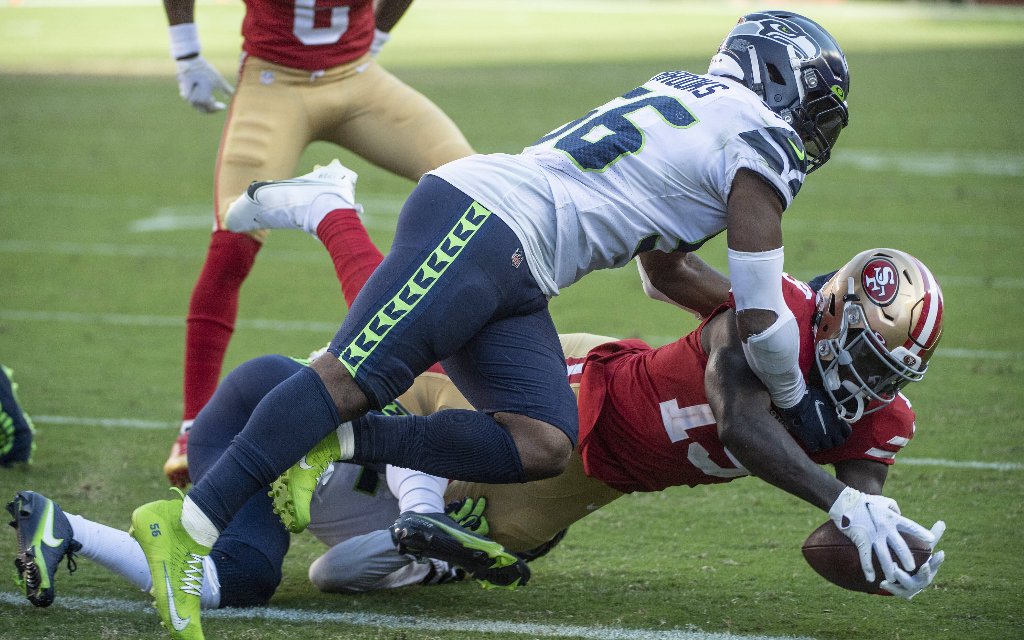 San Franciscos Wide-Receiver Samuel (r.) mit dem Ball kurz vor der Endzone