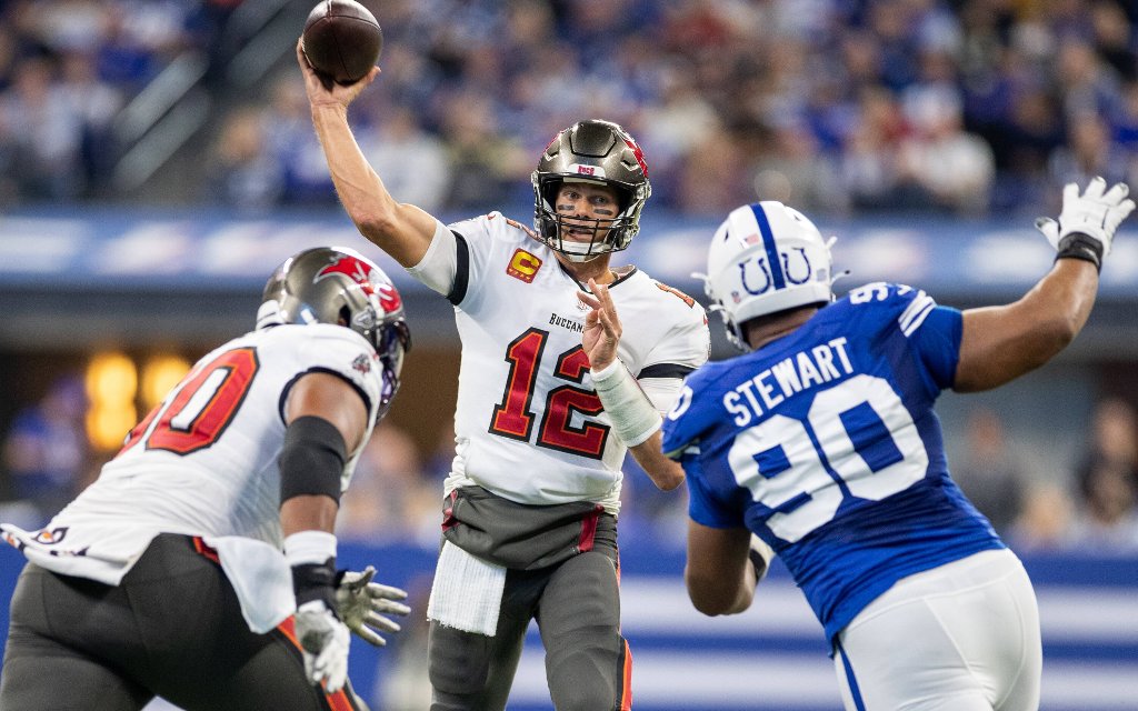 Tampa Bays Brady (M.) mit dem Pass im Spiel gegen die Colts