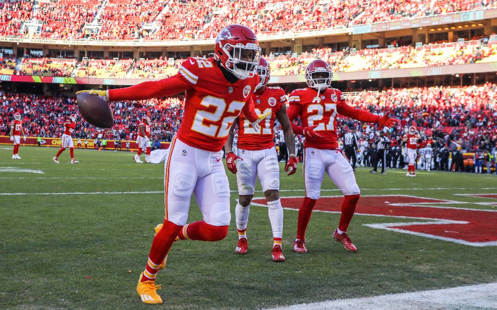 Kansas City Safety Thornhill (l.) mit dem Jubel in der Endzone nach Fumble Recovery gegen die Raiders