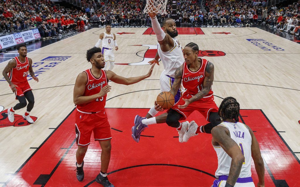 Chicagos DeRozan (2.v.r.) im Duell mit Superstar James (M.) beim Heimsieg gegen die Lakers