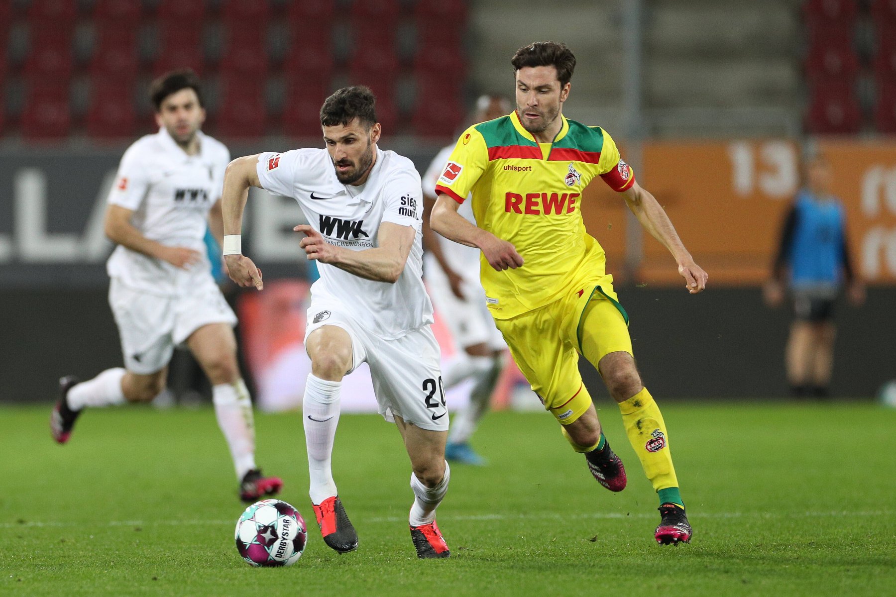 FC Augsburg vs. 1. FC Koeln, 1. Bundesliga, 31. Spieltag, 23.04.2021 l-r: im Zweikampf, Aktion, mit Daniel Caligiuri 20 FC Augsburg und Jonas Hector 14 1. FC Koeln, FC Augsburg vs. 1. FC Koeln, 1. Bundesliga, 31. Spieltag, 23.04.2021