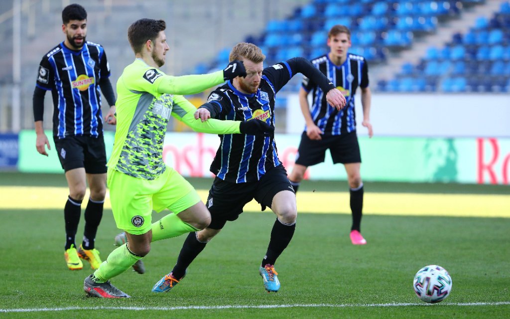 Dennis Kempe Wiesbaden im Zweikampf mit Dominik Martinovic Mannheim SV Waldhof Mannheim vs SV Wehen Wiesbaden, Fussball, 3. Liga, 13.02.2021 DFB