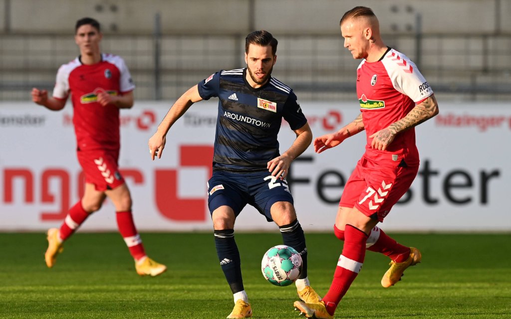 Fussball, Herren, Saison 2020/2021, 1. Bundesliga 22. Spieltag, SC Freiburg - 1. FC Union Berlin 0:1, v. l. Niko Gießelmann 1. FC Union Berlin, Jonathan Schmid Freiburg, 20.02. 2021