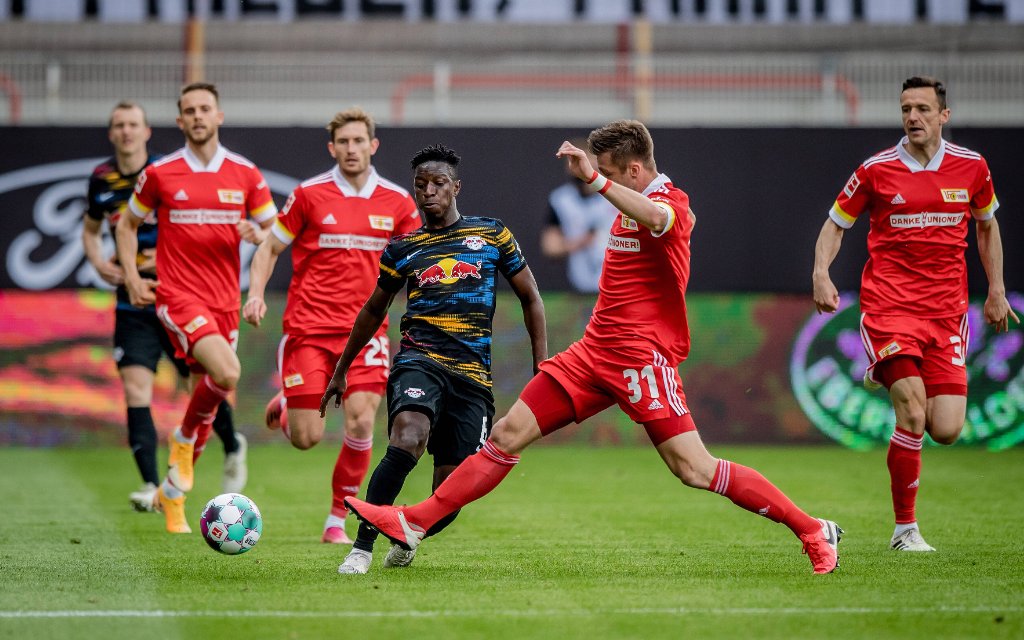 Leipzigs Amadou Haidara schwarz gegen Unions Robin Knoche rot / 1. FC Union Berlin - RB Leipzig 2:1 / 22. Mai 2021: Berlin, Stadion an der alten Foersterei / Fussball 1. Bundesliga, 34. Spieltag