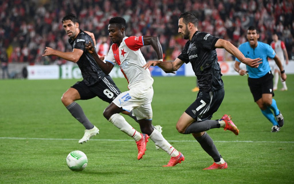 Fussball, Herren, Saison 2021/2022, UEFA Europa Conference League Gruppe E, 1. Spieltag, Slavia Prag - 1. FC Union Berlin, v. l. Rani Khedira 1. FC Union Berlin, Murphy Dorley Slavia Prag, Levin Öztunali 1. FC Union Berlin