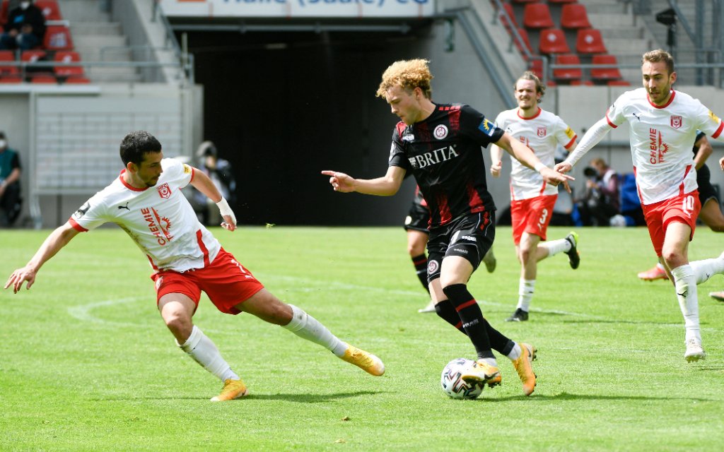 Halle, Deutschland 16. Mai 2021: 3.Liga - 2020/2021 - Hallescher FC vs. SV Wehen Wiesbaden v. li. im Zweikampf Julian Derstroff Hallescher FC und Benedict Hollerbach Wiesbaden