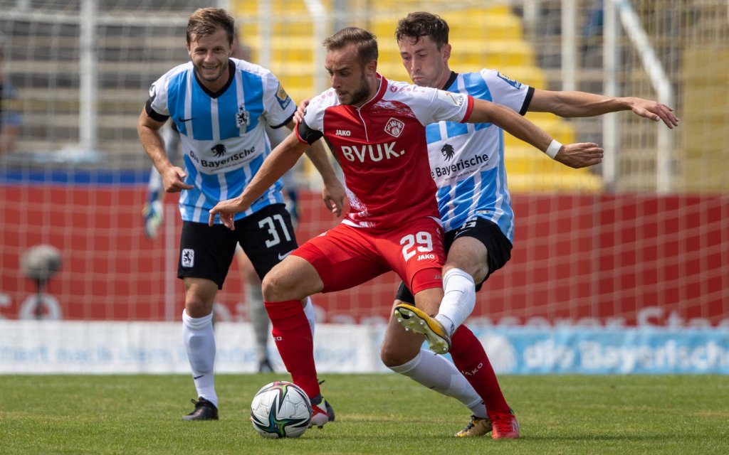 Wuerzburgs 29 KOPACZ zwischen Richard NEUDECKER 31 1860 und Phillipp STEINHART 36 1860r.. Fussball, 1860 Muenchen - Wuerzburger Kickers 1:0, 3. Liga, Saison 2021-2022, am 24.7.2021 in Muenchen