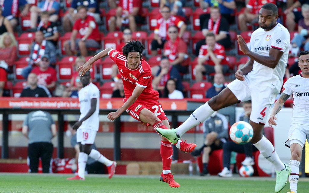 Genki Haraguchi schiessend, Rick van Drongelen / Aktion / Spielszene / Zweikampf / / Fußball Fussball / 1.Bundesliga Herren DFL / Saison 2021/2022 / 14.08.2021 / 1.FC Union Berlin FCU vs. Bayer 04 Leverkusen