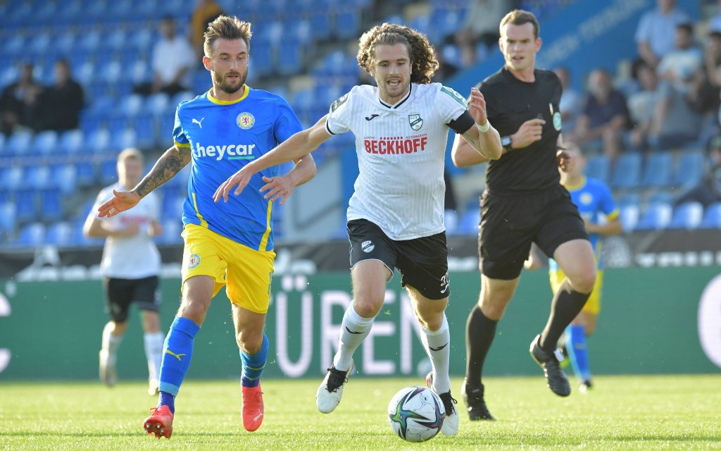 24.08.2021, GER, Fussball, 3.Liga, Saison 2021/2022, 05. Spieltag, Stadion am Lotter Kreuz, Lotte SC Verl - Eintracht Braunschweig 0 : 3 Mael Corboz SC Verl, rechts gegen Robin Krauße Eintracht Braunschweig