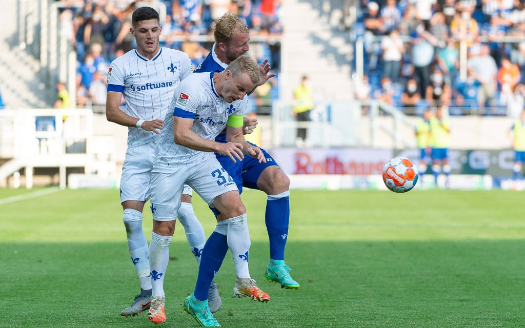 v.li. Emir Karic SV Darmstadt 98 19, Fabian Holland SV Darmstadt 98 32, Philipp Hofmann Karlsruher SC, 33 Karlsruher SC vs SV Darmstadt 98, Fussball, Herren, 2. Bundesliga, 2. Spieltag, Saison 21/22