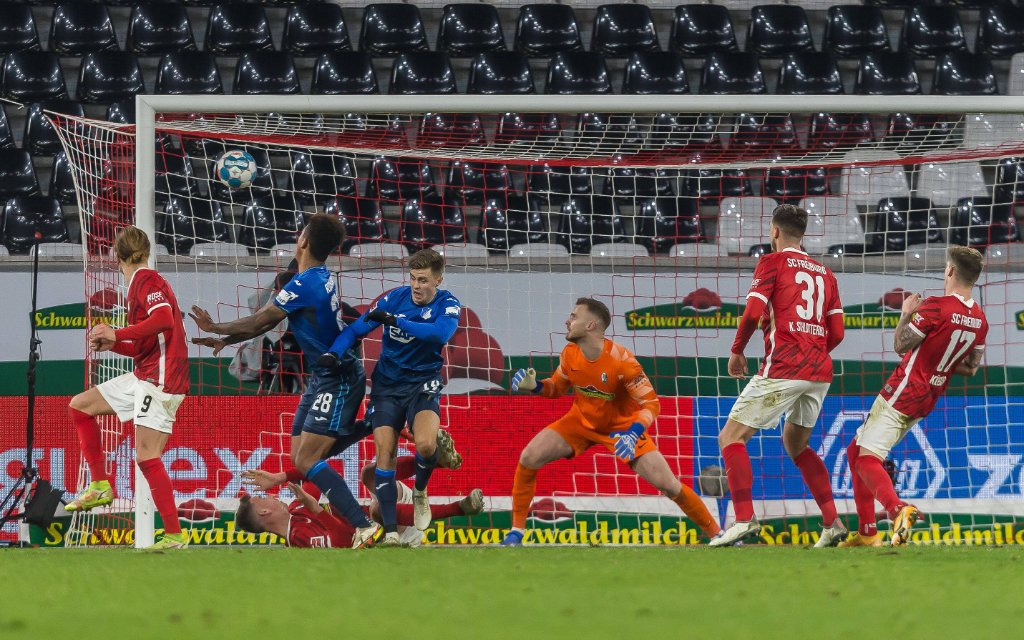 11.12.2021, Freiburg, Deutschland, Europa-Park Stadion, SC Freiburg vs. TSG 1899 Hoffenheim - 1. Bundesliga, Christopher Richards TSG 1899 Hoffenheim Torschuss zum 1:2