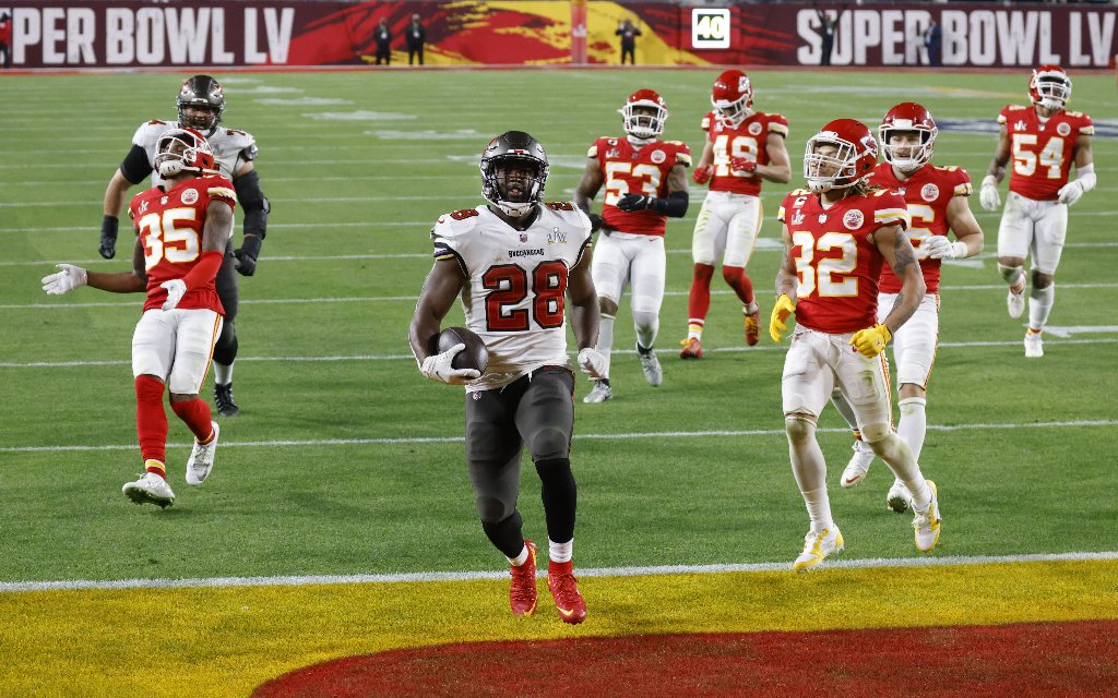 Tampas Running-Back Fournette (3.v.l.) mit dem Touchdown im Super Bowl vergangenes Jahr