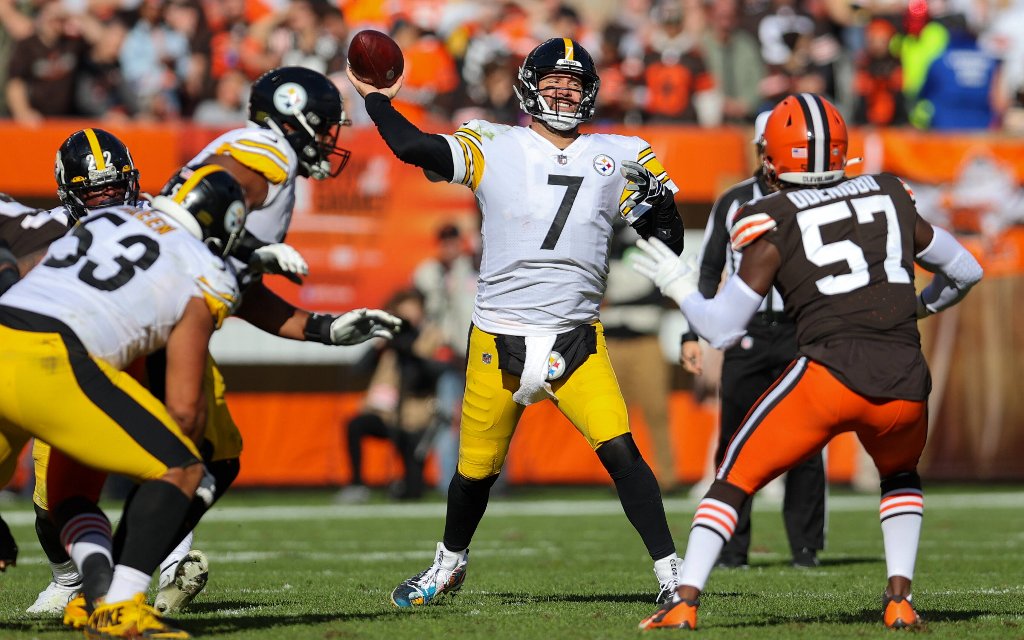 Pittsburghs Quarterback Roethlisberger (M.) mit dem Pass im Auswärtsspiel in Cleveland