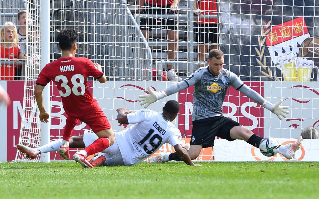 Fußball 3. Liga 4. Spieltag Viktoria Köln - SV Waldhof Mannheim am 21.08.2021 im Sportpark Höhenberg in Köln Seokju Hong Köln , links - Anton Donkor Mannheim , mitte - Timo Königsmann Mannheim