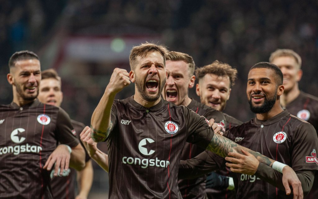 FC St Pauli vs SV Sandhausen 2:0 24.11..2021, Millerntorstadion, BundesLigaspiel, 2. Bundesliga, FC St Pauli vs SV Sandhausen 2:0 im Bild: Guido Burgstaller FC St Pauli