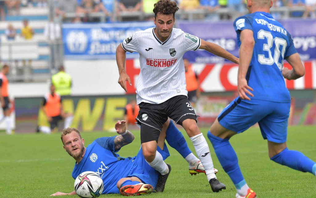 21.08.2021, GER, Fussball, 3.Liga, Saison 2021/2022, 04. Spieltag, Hänsch-Arena, Meppen SV Meppen - SC Verl 2 : 0 Christopher Lannert SC Verl, rechts gegen Christopher Hemlein SV Meppen