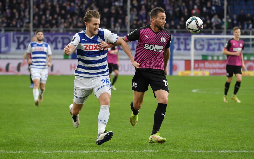 Oliver Steurer MSV Duisburg, li., gegen Marc Heider VfL Osnabrück 19.12.2021, Fussball GER, Saison 2021 2022, 3. Liga, 20. Spieltag, MSV Duisburg - VfL Osnabrück