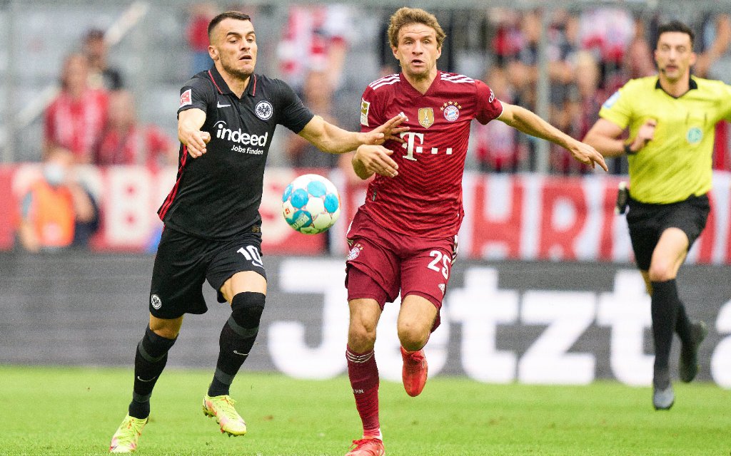 Thomas MUELLER, MÜLLER, FCB 25 compete for the ball, tackling, duel, header, zweikampf, action, fight against Filip KOSTIC, FRA 10 in the match FC BAYERN MUENCHEN - EINTRACHT FRANKFURT 1-2 1.German Football League on October 03, 2021 in Munich