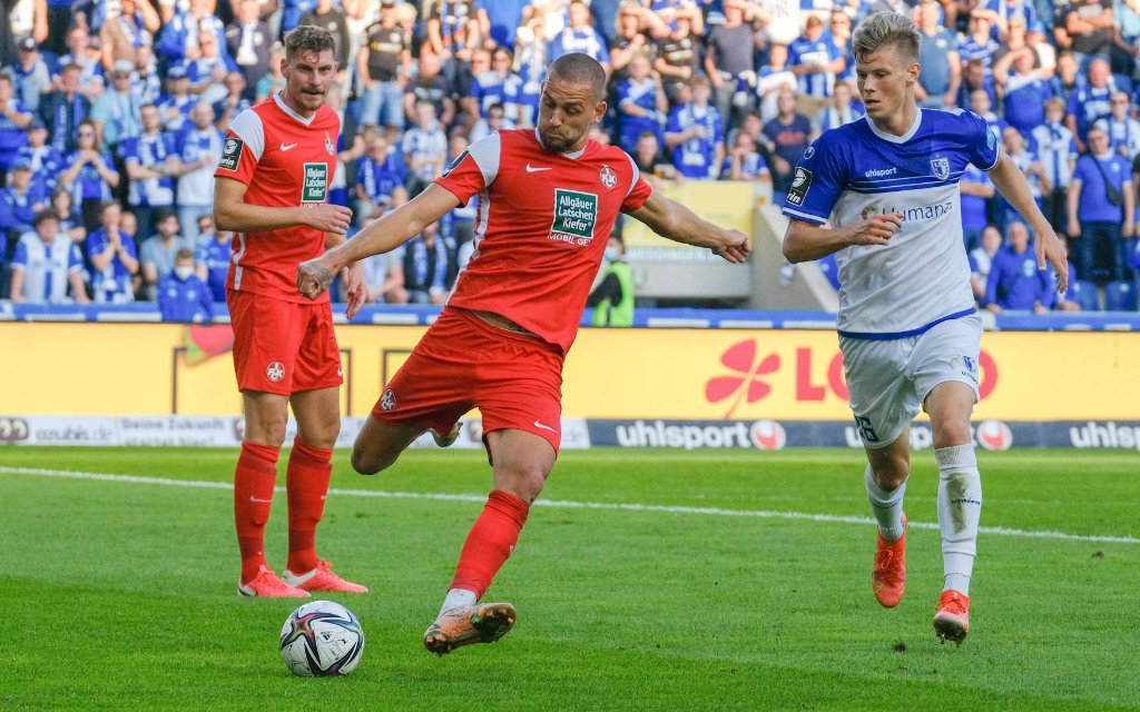 GER, Fussball, 3. Liga, 2021/2022, 7. Spieltag, 1. FC Magdeburg - 1. FC Kaiserslautern 04.09.2021, v.li.: Rene Klingenburg FCK, 17 klaert vor Luca Schuler FCM