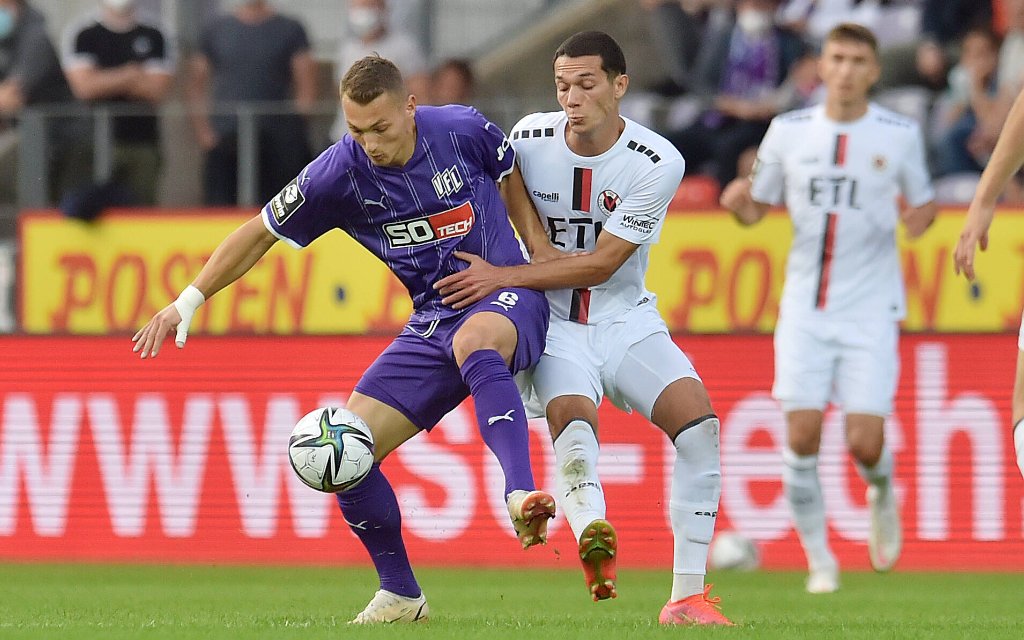 Fußball - 3. Liga - 07. Spieltag - VfL Osnabrück - FC Viktoria Köln am 06.09.2021 an der Bremer Brücke in Osnabrück Sven Köhler / Koehler Osnabrueck im Zweikampf gegen Jeremias Lorch Viktoria Koeln.