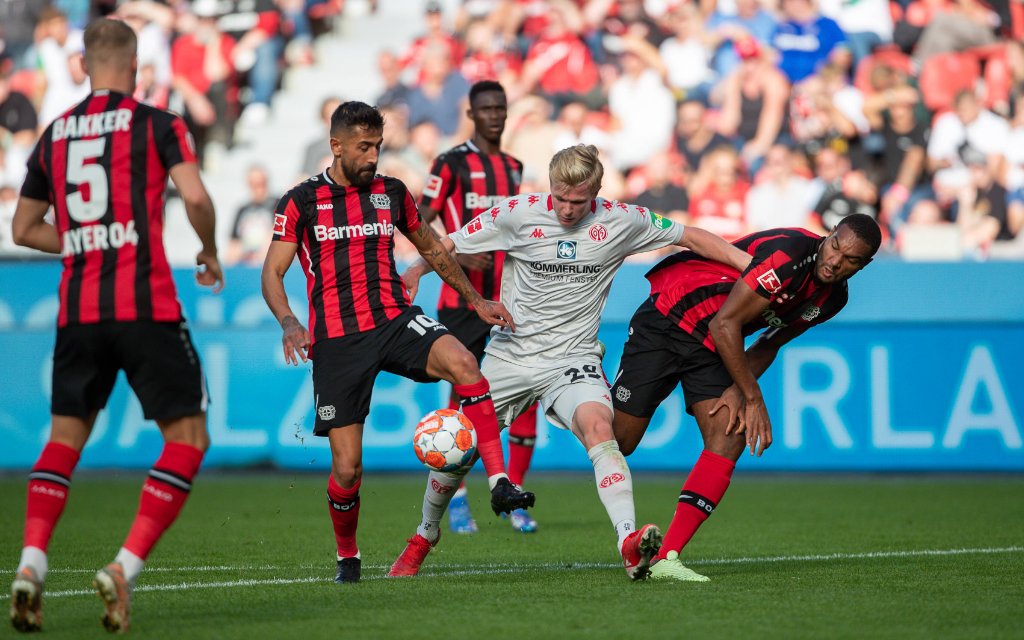 Deutschland - Leverkusen - BayArena / Bundesliga - Saison 2021/2022 - 6. Spieltag - 25.09.2021 / Bayer 04 Leverkusen schwarz - 1. FSV Mainz 05 grau / v.l. Kerem Demirbay Leverkusen - Nr. 10, Jonathan Burkardt Mainz - Nr. 29, Jonathan Tah Leverkusen