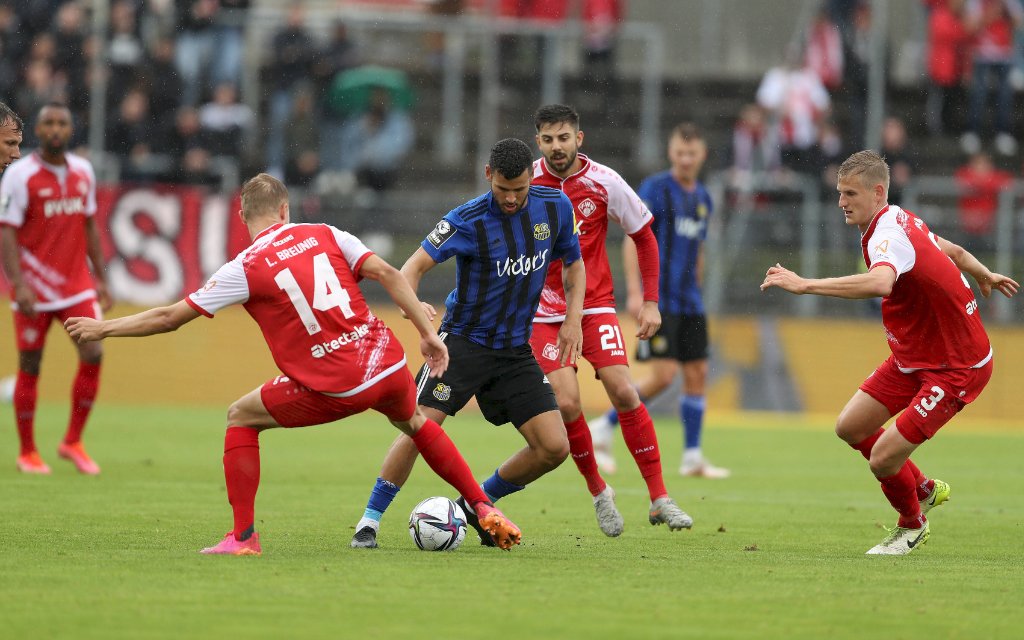 3. Liga FC Wuerzburger Kickers - 1. FC Saarbruecken 29.08.2021 Dave Gnaase 26, 1. FC Saarbruecken im Duell mit Louis Breunig 14, FC Wuerzburger Kickers und Niklas Hoffmann 3, FC Wuerzburger Kickers, 3. Liga