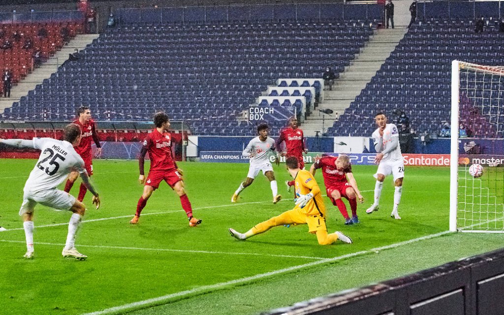 Thomas MUELLER, MÜLLER, FCB 25 shoot, Rasmus KRISTENSEN, FC Salzburg Nr. 43 own goal, 1-2, Cican Stankovic, FC Salzburg Nr.1 in the match FC SALZBURG - FC BAYERN MUENCHEN 2-6 of football UEFA Champions League group stage in season 2020/2021 in Salzburg