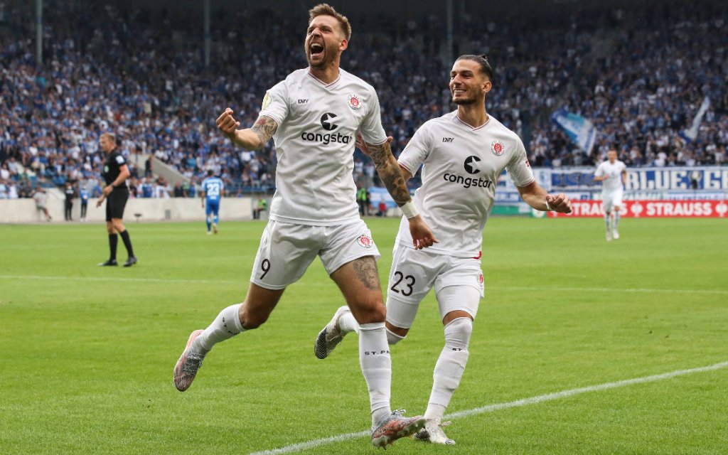 Torjubel - Torschütze Guido Burgstaller FC St. Pauli,9 trifft zum 0-1 mit Leart Paqarada FC St. Pauli,23 - 1. DFB Pokal Hauptrunde Fußball Saison 2021-2022 Punktspiel 1. FC Magdeburg vs. FC St. Pauli in der MDCC Arena in Magdeburg