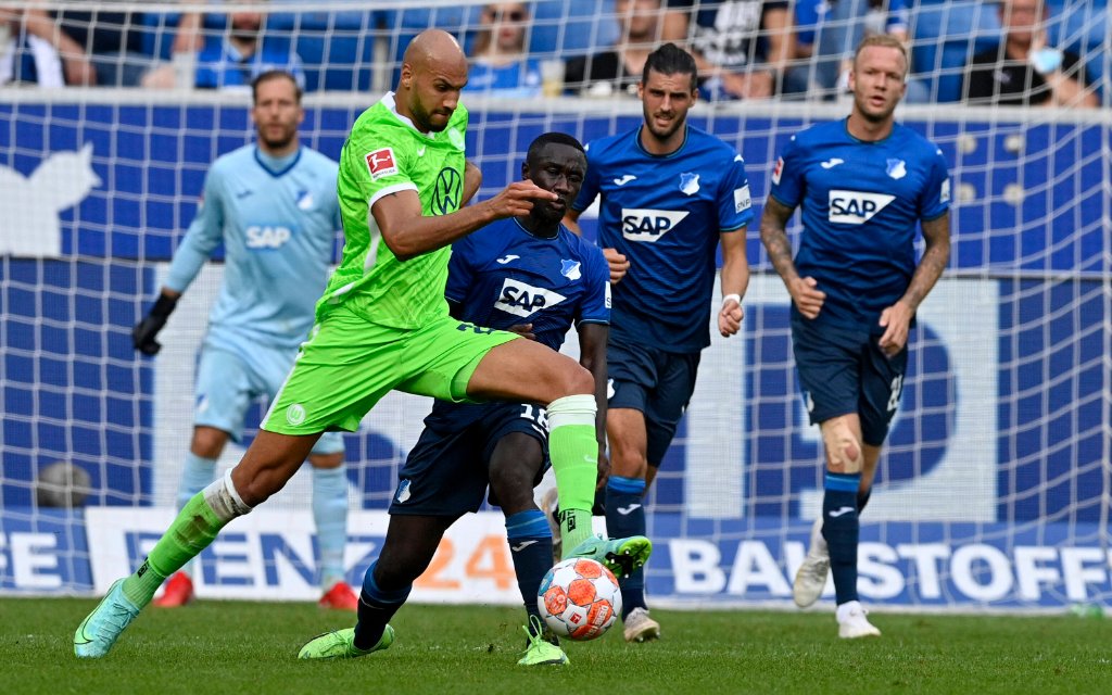 John Anthony Brooks VfL Wolfsburg 25 am Ball TSG 1899 Hoffenheim vs VfL Wolfsburg 25.09.2021