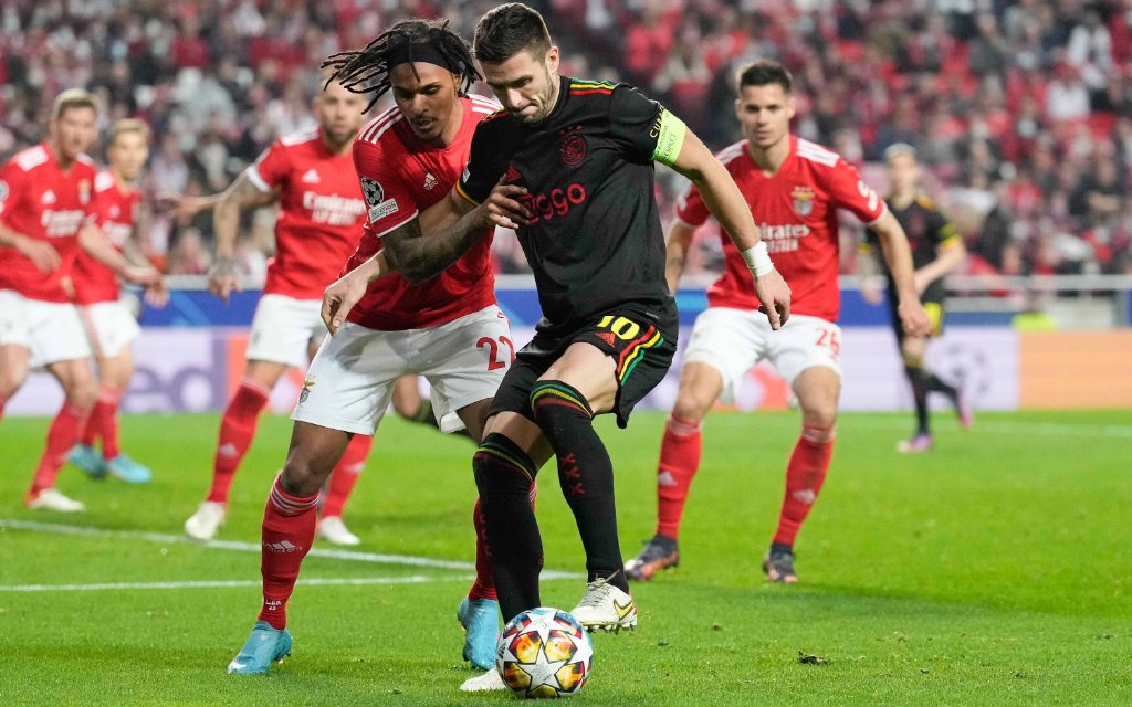 LISSABON, 23-02-2022 , Estadio da Luz, football, Champions League, season 2021 / 2022 , match between SF Benfica and Ajax. Ajax player Dusan Tadic and SL Benfica player Valentino Lazaro Benfica