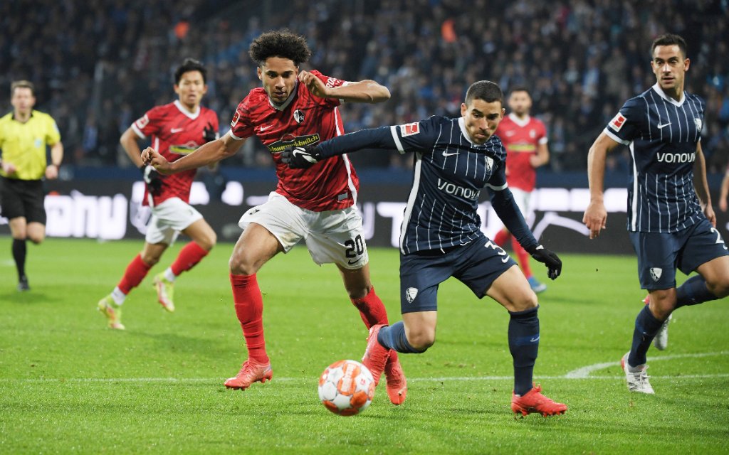 Kevin Schade SC Freiburg, Danilo Soares VfL Bochum, Vasileios Lampropoulos VfL Bochum, v.li. 27.11.2021, Fussball GER, Saison 2021/2022, 1. Bundesliga, 13. Spieltag, VfL Bochum - SC Freiburg