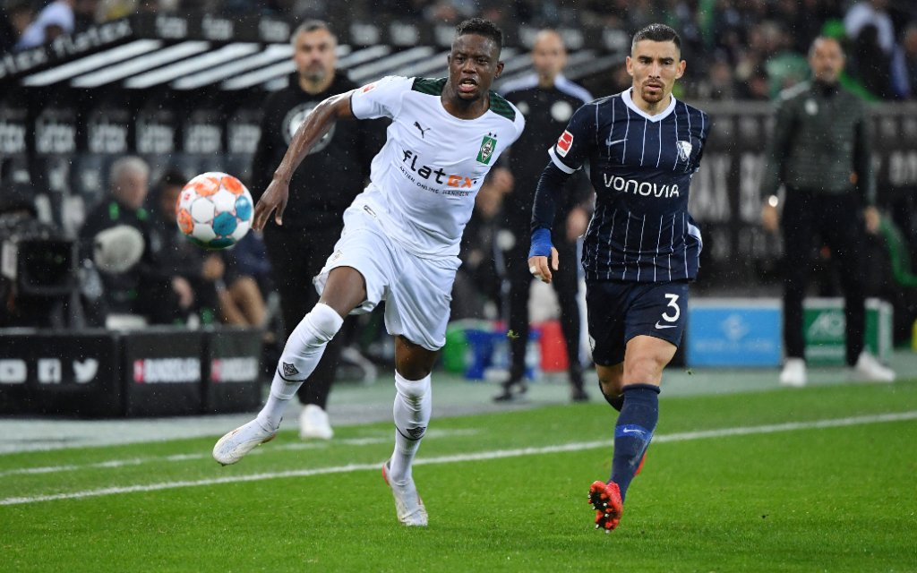 Denis Zakaria Borussia Moenchengladbach, Danilo Soares VfL Bochum, v.li. 31.10.2021, Fussball GER, Saison 2021/2022, 1. Bundesliga, 10. Spieltag, Borussia Mönchengladbach - VfL Bochum 2:1