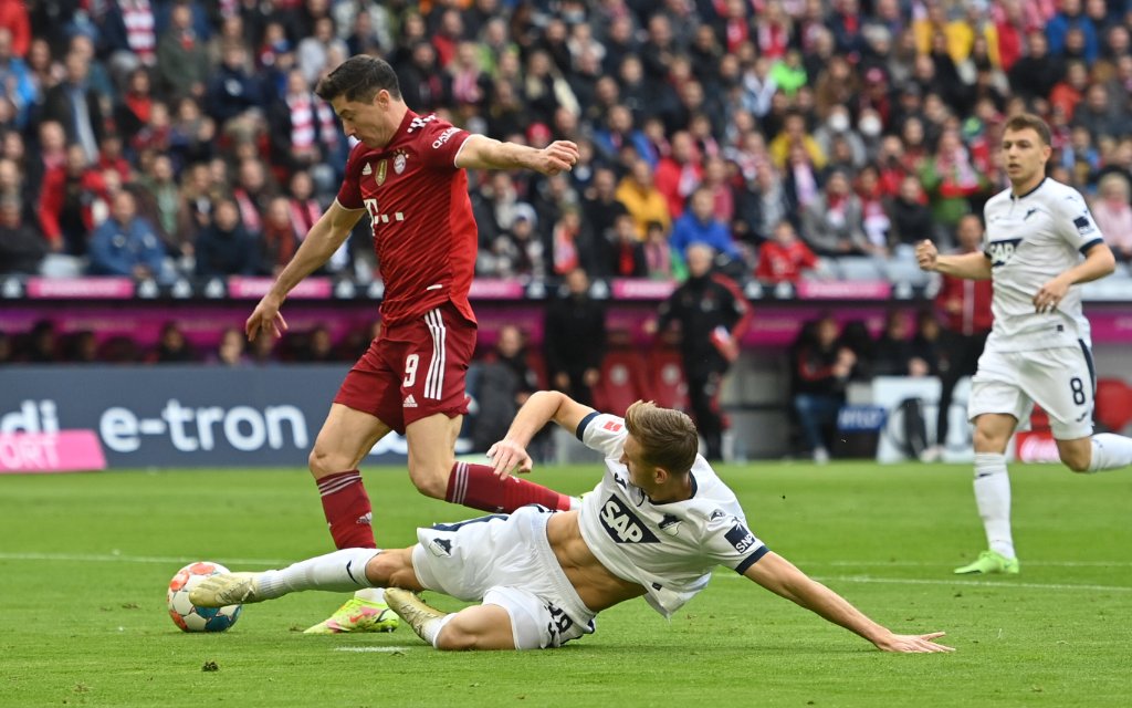 1899 Hoffenheim - FC Bayern Muenchen. Robert LEWANDOWSKI Bayern Muenchen, Aktion,Zweikampf gegen Stefan POSCH 1899 Hoffenheim.