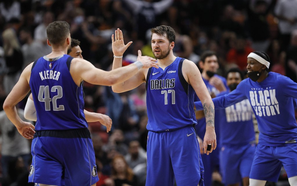 Können der Würzburger Kleber (l.) und Superstar Doncic (M.) auch gegen die Knicks feiern?