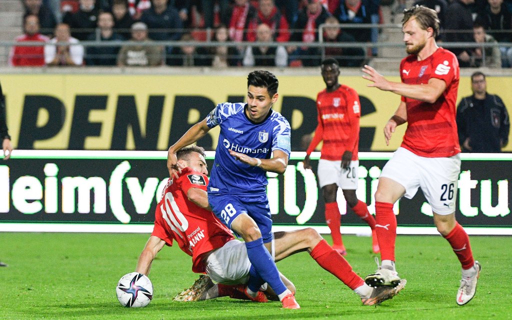 Halle, Deutschland 24. September 2021: 3.Liga - 2021/2022 - Hallescher FC vs. 1.FC Magdeburg v. li. im Zweikampf Michael Eberwein Hallescher FC und Raphael Obermair Magdeburg