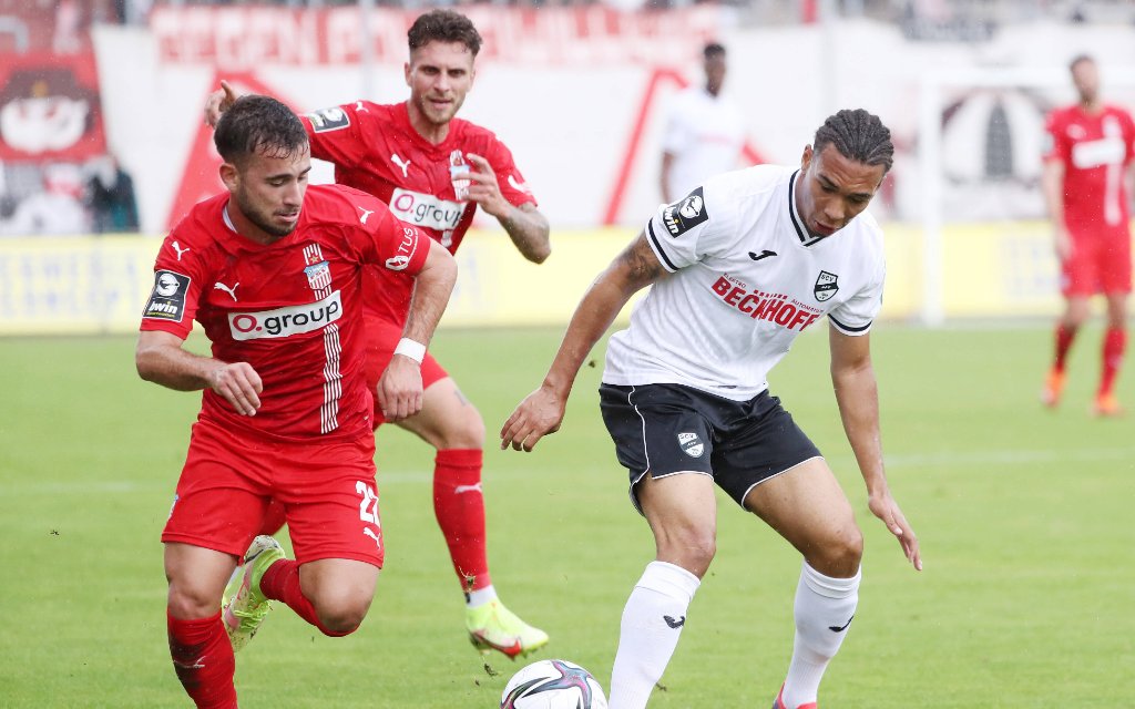 Zwickau, 11.09.2021, GGZ Stadion, Fussball, 3.Liga, 8.Spieltag , FSV Zwickau vs. SC Verl 1:3 1:2 , Im Bild von links: Can Coskun 22, Zwickau, Oliver Issa Schmitt 16, Verl.