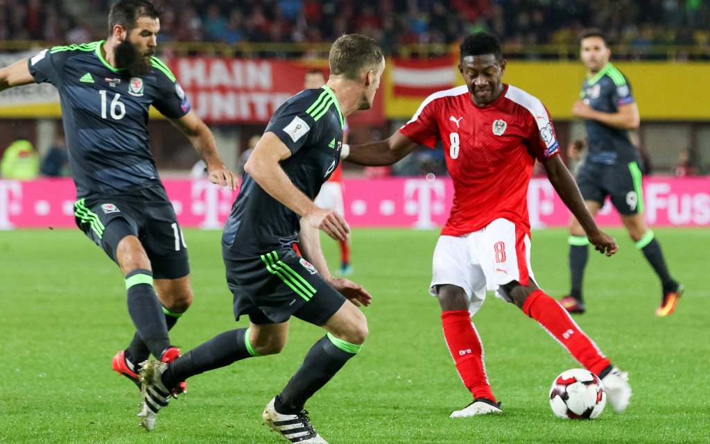 06.10.2016, Ernst Happel Stadion, Wien, AUT, FIFA WM 2018 Qualifikation, Oesterreich vs Wales, Gruppe D, im Bild Joe Ledley (WAL), Andy King (WAL), David Alaba (AUT)