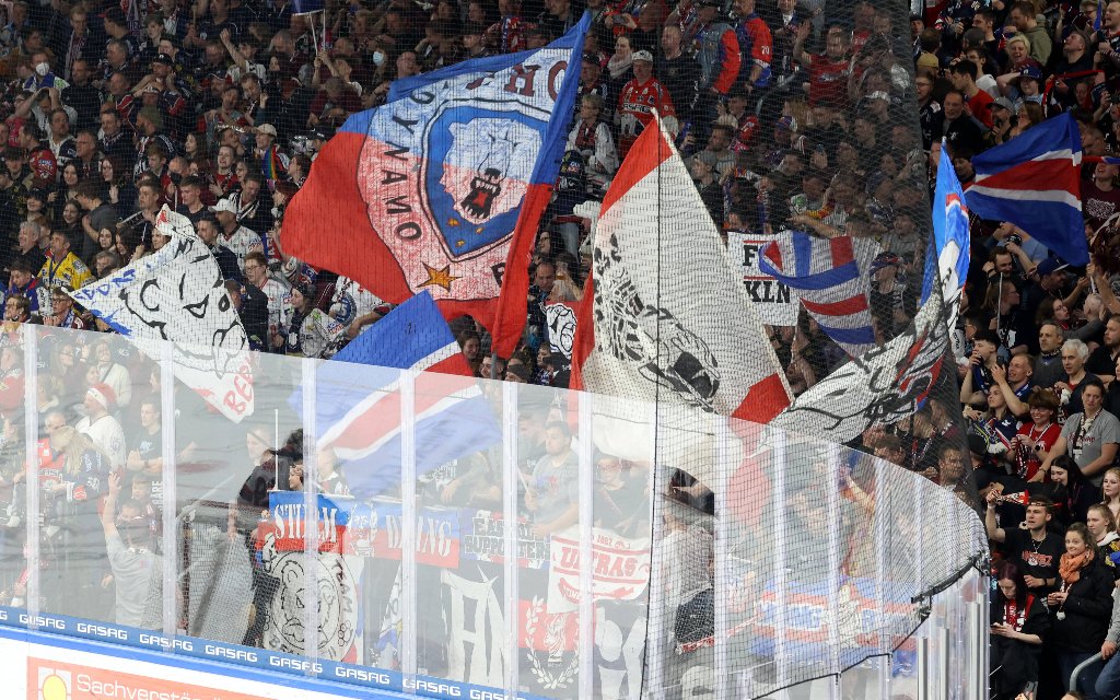 DEL-Halbfinale: Die Fans der Eisbären Berlin wollen auch gegen die Adler Mannheim feiern.