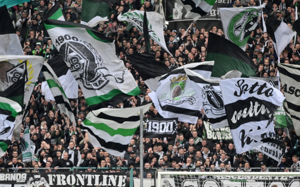 Stimmung im Gladbacher Fanblock des Borussia Park vor dem Anpfiff zum 26. Spieltag gegen Mainz.