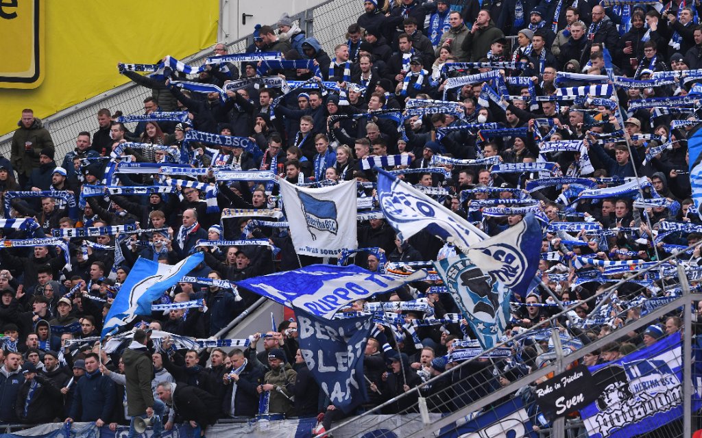 Fußball 1. Bundesliga 28. Spieltag Bayer 04 Leverkusen - Hertha BSC Berlin am 02.04.2022 in der BayArena in Leverkusen Fanblock