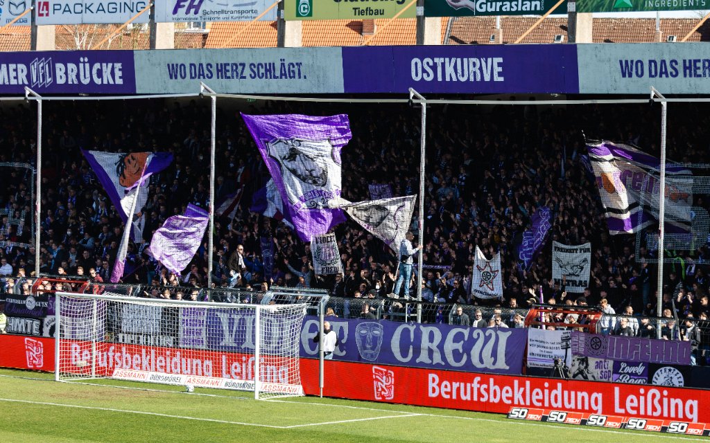 Fußball - 3. Liga - 31. Spieltag - VfL Osnabrück - FC Viktoria 1889 Berlin am 19.03.2022 an der Bremer Brücke in Osnabrück Fans der Ostkurve