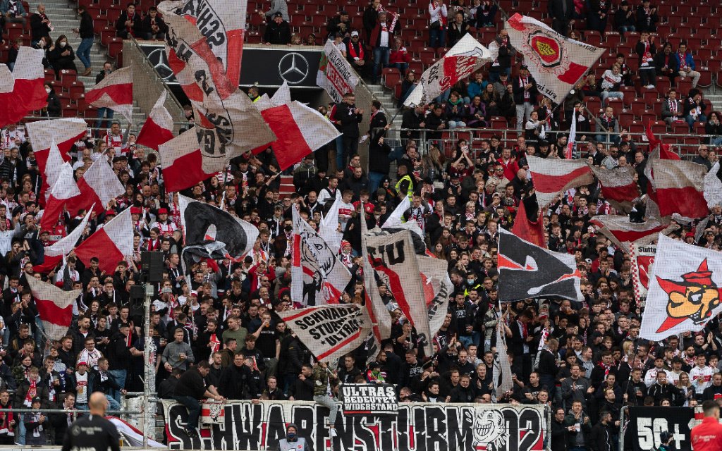 Fans VfB Stuttgart. Stimmung, Fahnen, Fankurve, VfB Stuttgart vs FC Augsburg, Fussball, Herren, 1.Bundesliga, 27. Spieltag, Saison 21/22 GER