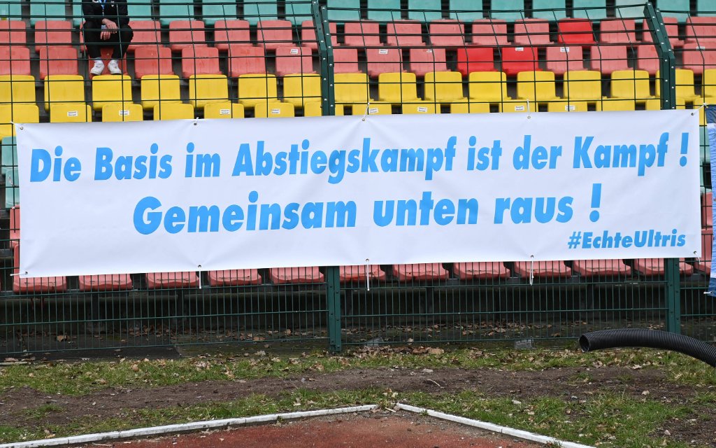 Fussball, Herren, Saison 2021/2022, 3. Liga 28. Spieltag, FC Viktoria 1889 Berlin - SC Freiburg II 0:2, v. l. Fans von Viktoria geben Mut im Abstiegskampf auf