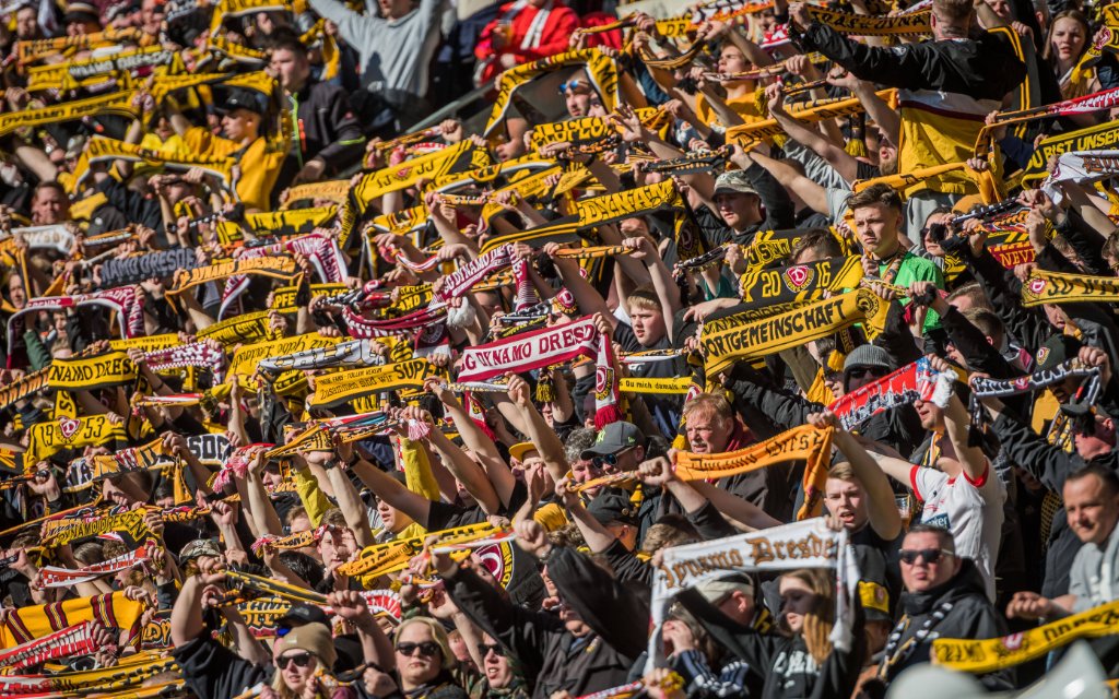 Dynamofans SG Dynamo Dresden - FC St. Pauli Fußball 2. Liga Saison 2021/2022 26. Spieltag Rudolf-Harbig-Stadion Dresden